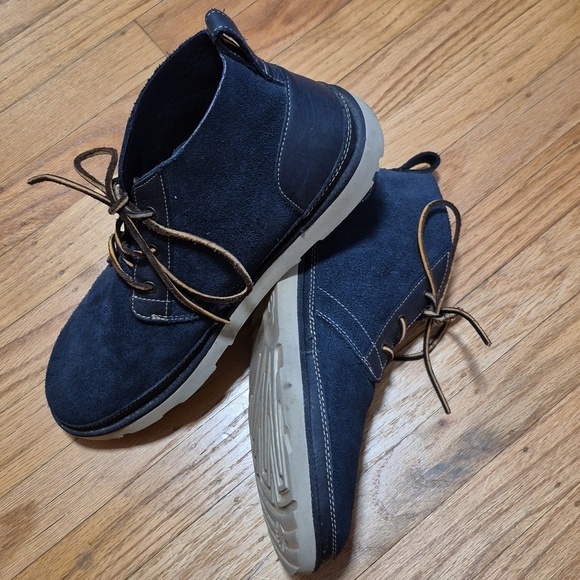 UGG Men\'s Sz. 12 Neumel Unlined Leather Chukka Boot In Dark Blue main image 11